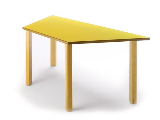 Mesa infantil de madera trapezoidal de 120 cm. en diferentes alturas y colores