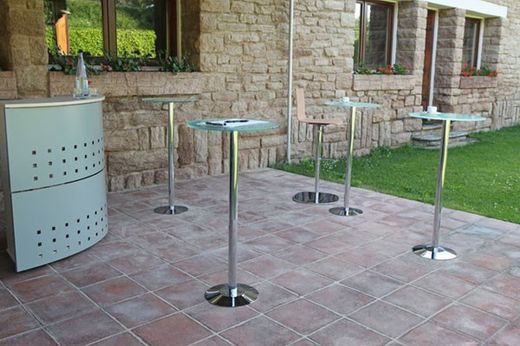 Mesas auxiliares de cristal y cromado