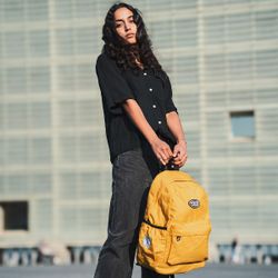 Mochila tendência mostarda