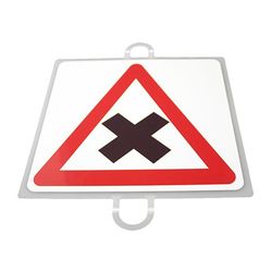 Panel de señalización de tráfico para picas. Intersección