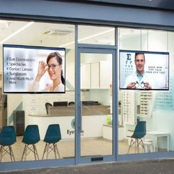 Tissu publicitaire dans la vitrine. Différentes tailles.