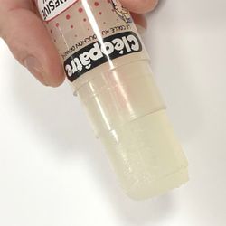 Colle en base transparente