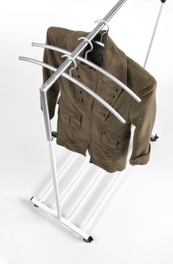 Perchero metálico para perchas con ruedas