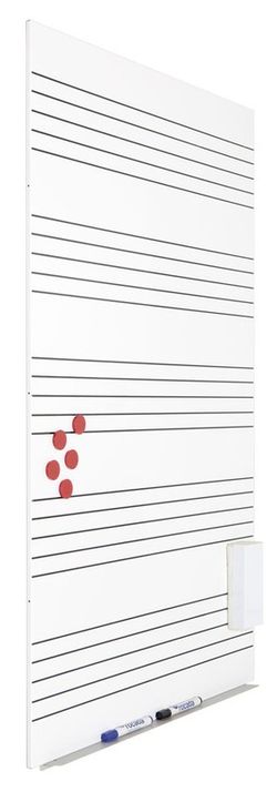 Quadro branco com equipe de música de pele. Sem moldura