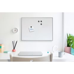 Nobo petit carré blanc magnétique avec garniture en aluminium 585x430mm