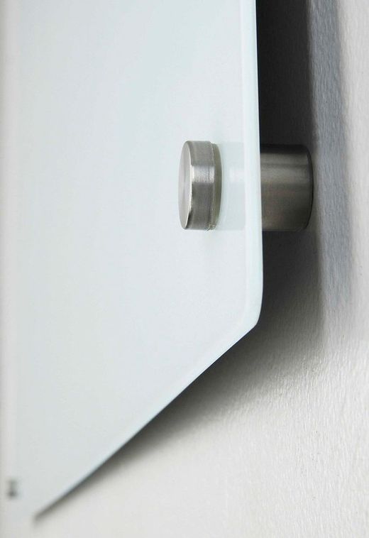 Tableau blanc magnétique en verre blanc.