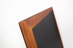 Pizarra negra mural con marco rústico