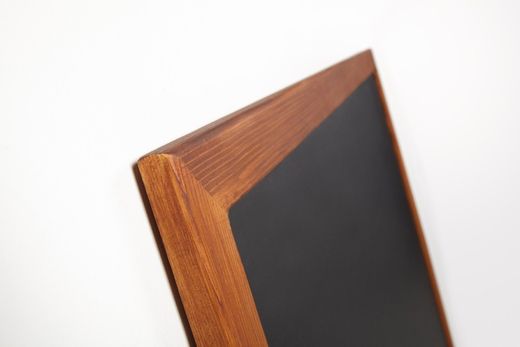 Pizarra negra mural con marco rústico