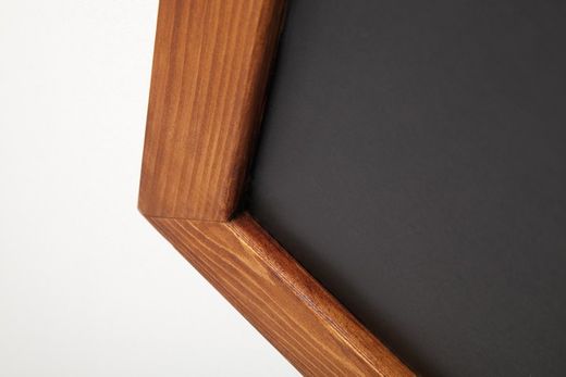 Pizarra negra mural con marco rústico