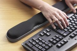 Reposamuñecas con gel para teclado Kensington de altura ajustable en negro