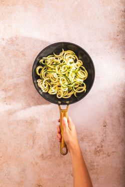 Frigideira de indução de alumínio forjado icônica 20 cm preta