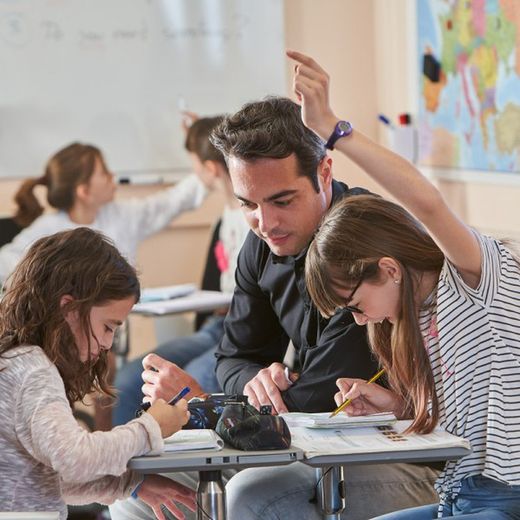 Chaise collaborative. 2 couleurs