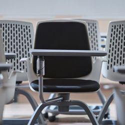 Chaise collaborative. 2 couleurs