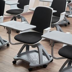 Chaise collaborative. 2 couleurs