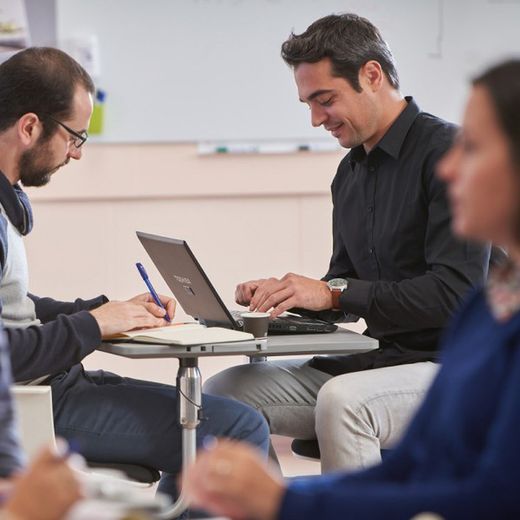 Chaise collaborative. 2 couleurs