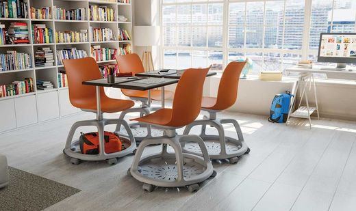 Cadeira giratória com rodas e pá em várias cores