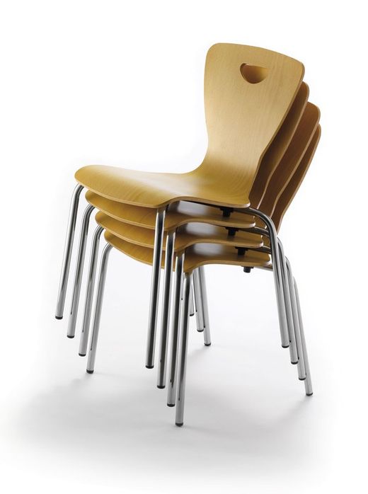 Chaise empilable en hêtre modèle 211 d'une hauteur de 33 cm