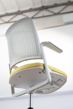 Cadeira COMIGO de NowyStyl. Cinza.