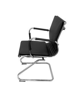 Poltrona trenó Yeste confiante em imitação de couro e cor preta