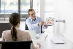 Suporte de parede com braço para tablet