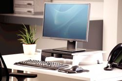 Suporte para monitores de suítes de escritório por bolsistas