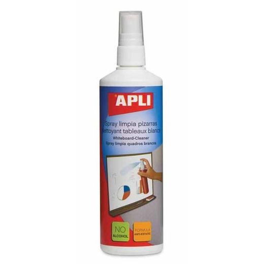 Apli spray para limpar quadros-negros