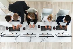 Kensington Orbit Wireless Trackball com anel de rolagem, branco