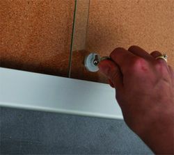 Vitrine avec portes coulissantes. fond de liège naturel