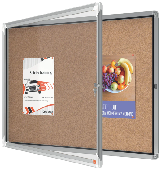 Vitrine interne Nobo. Porte batterie et surface sur le patio. Trois tailles