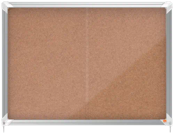 Vitrine interne Nobo. Porte courante et surface sur le patio. Deux tailles