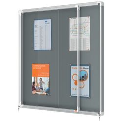 Vitrine interne Nobo. Porte courante et surface en tissu bleu. Deux tailles